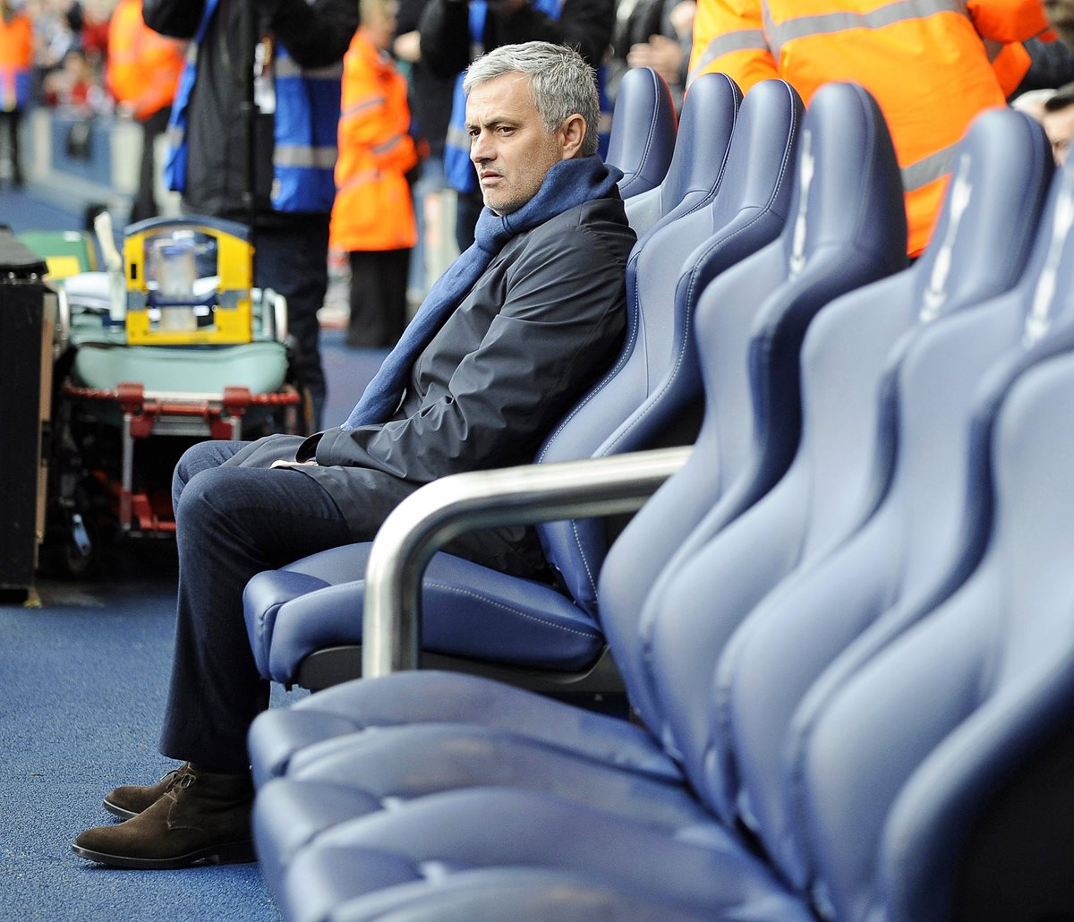 El técnico portugués José Mourinho le deseó buena suerte y éxitos a Gary Neville en el Valencia. (Foto Prensa Libre: EFE)