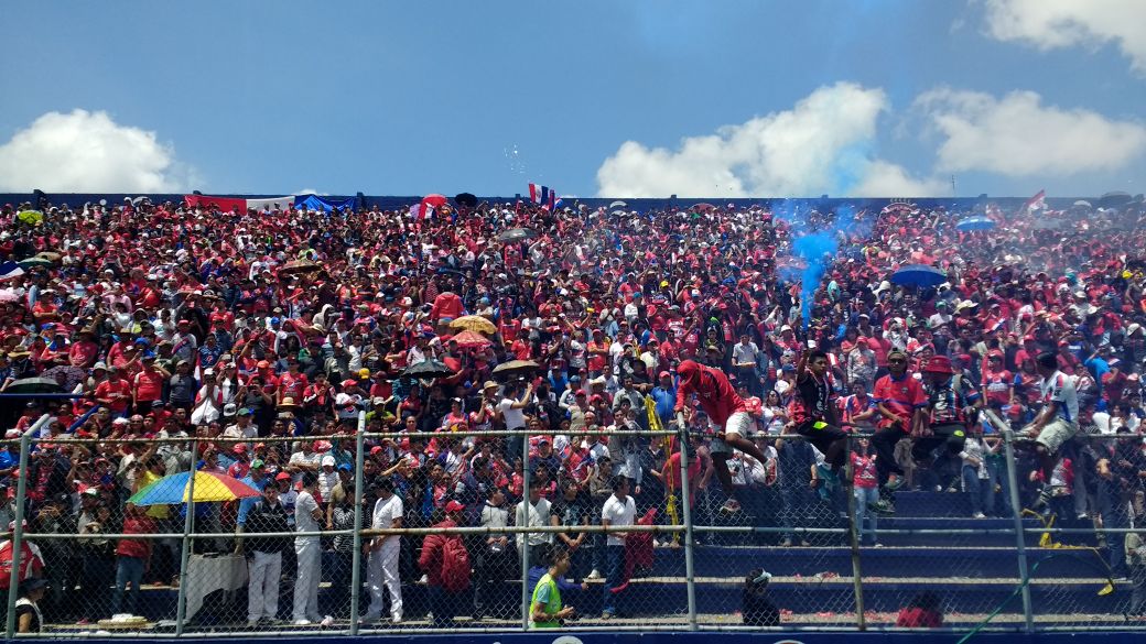 El clima favoreció a los aficionados. (Foto Prensa Libre: Raúl Juárez)