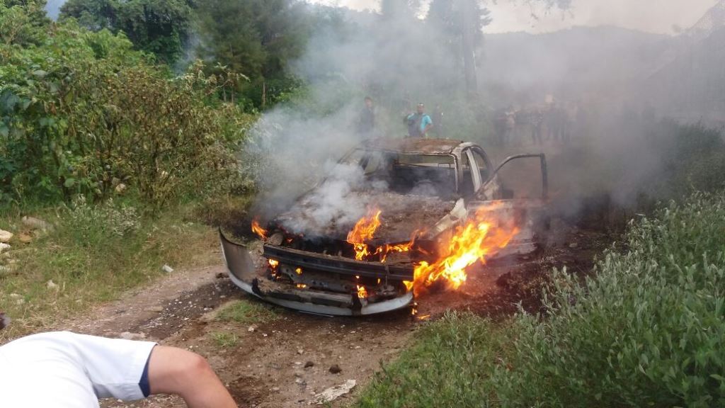 Vehículo en el que se desplazaban los presuntos malhechores. (Foto Prensa Libre: Renato Melgar).