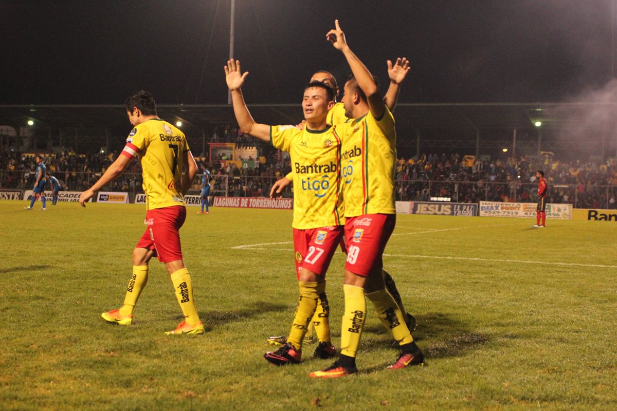 Marquense se impone a Municipal en el estadio Marquesa de la Ensenada. (Foto Prensa Libre: Aroldo Marroquín)