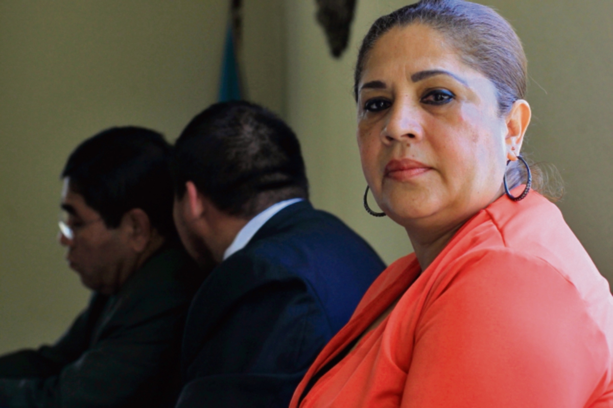 Legisladora Aracely Chavarría Cabrera de Recinos, en la audiencia, junto a sus abogados.