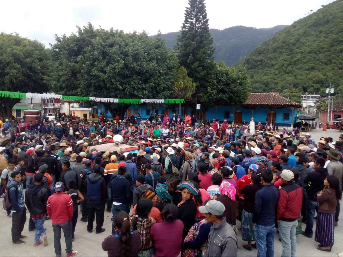 Vecinos inconformes con el proyecto de agua entubada rodean la Municipalidad de Cunén, Quiché. (Foto Prensa Libre: Héctor Cordero).