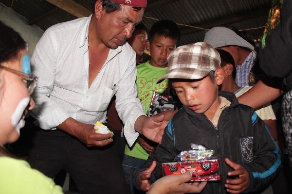 Adán Feliciano recibe  un juguete  en la aldea  Tuichilupe, Comitancillo.