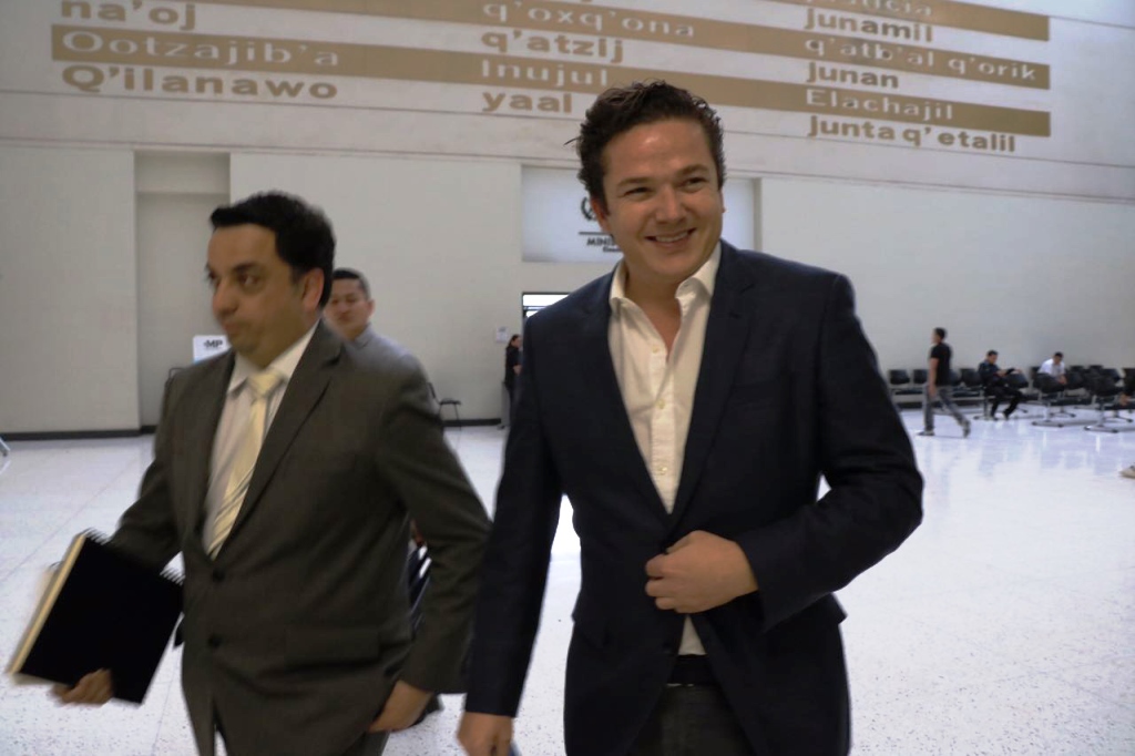 Rodrigo Arenas —d— llegó ayer a la Fiscalía para declarar por donaciones que empresas relacionadas con Sinibaldi  hicieron. (Foto Prensa Libre: Hemeroteca PL)