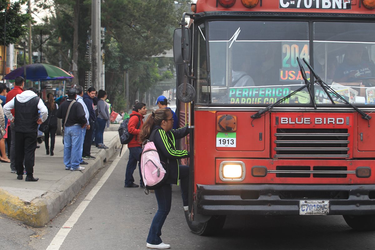 Usuarios de la ruta 204 suben a la unidad en la estación de la Bethania, en zona 7, en el anillo Periférico. (Foto Prensa Libre: Erick Ávila)