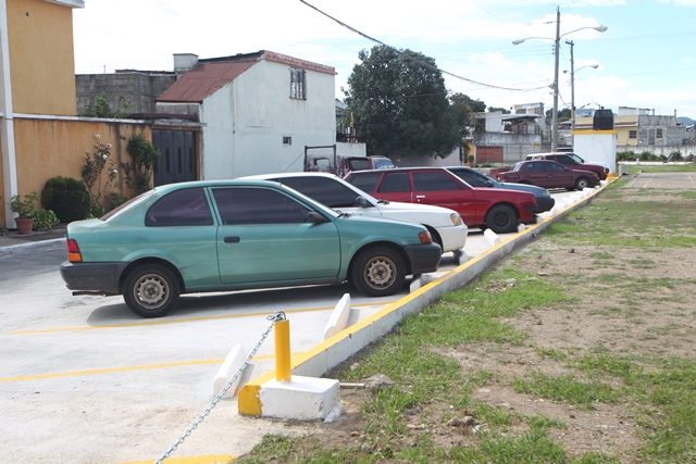 Vecinos del residencial el Paraíso 2 se organizaron y construyeron con aporte de la Municipalidad de Mixco un parqueo. (Foto Prensa Libre: Esbin García)