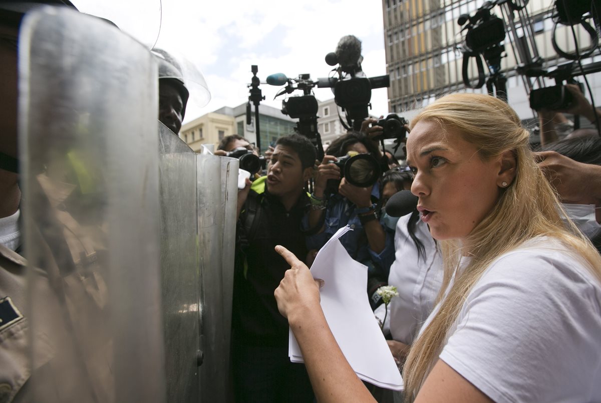 <em>Lilian Tintori, esposa del opositor venezonalo Leopoldo López. (Foto Prensa Libre: AP).</em>