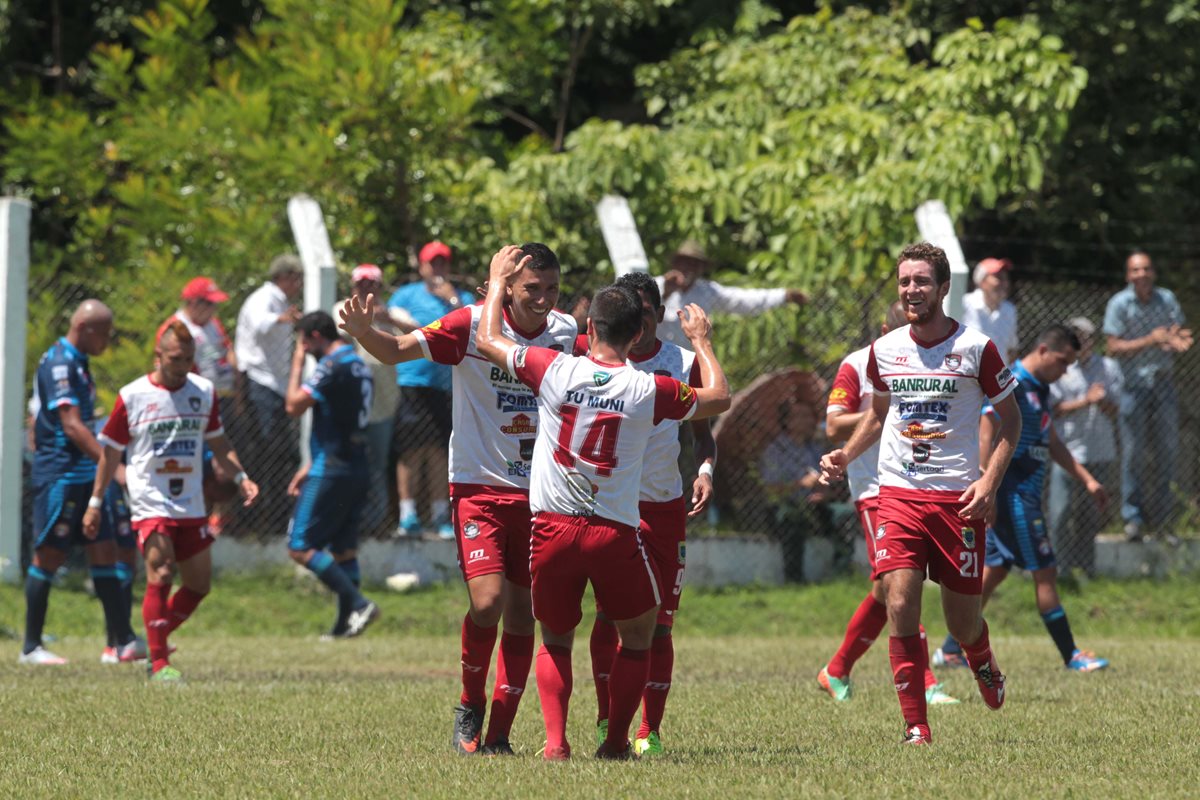 Los conejos de Mictlán celebran una de las anotaciones que le dieron la victoria ante Xelajú. (Foto Prensa Libre: Norvin Mendoza)