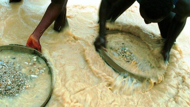 La búsqueda de diamantes es un trabajo bastante común en la zona orienta de Sierra Leona. GETTY IMAGES