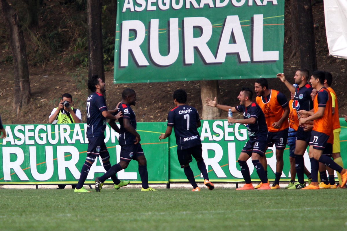 Los jugadores universitarios festejan la anotación de Tyson Núñez. (Foto Prensa Libre: Jesús Cuque)