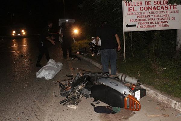 Investigadores de Gualán trabajan en el lugar donde murió José Antonio Reyes Vásquez. (Foto Prensa Libre: Julio Vargas).