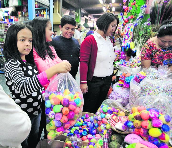 Muy pocas ventas de cascarones y pica pica se puede observar en las calles.El ciento de cascarones se vende a Q30 y Q5 la bolsa de pica pica.(Prensa Libre: Érick Ávila)