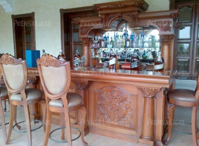 Un bar con finos acabados en madera en una vivienda ubicada en la aldea Playitas, Morales, Izabal. (Foto Prensa Libre: Hemeroteca PL).