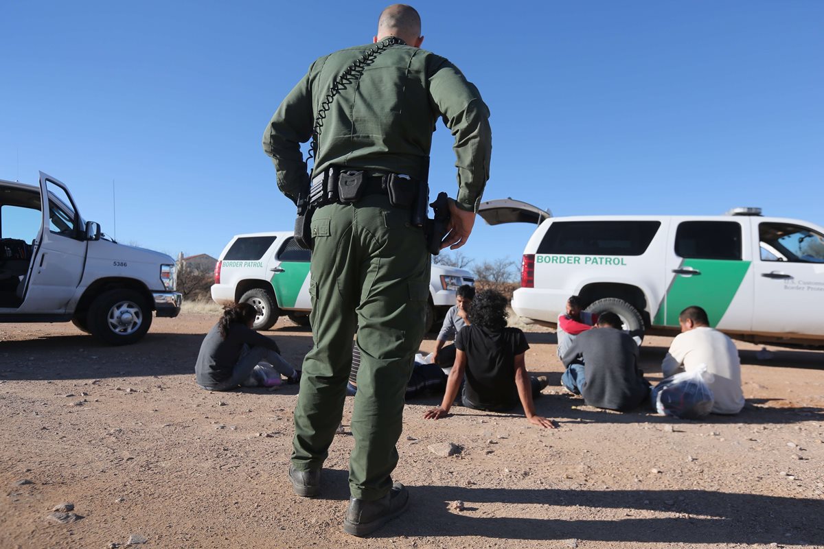 Un agente de la Patrulla Fronteriza de EE.UU. custodia a un grupo de inmigrantes capturados después de que cruzaron de ese país.(Foto Prensa Libre:AFP).