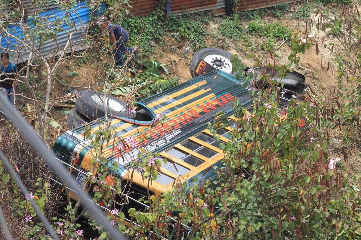 Un bus extraurbano que cubre la ruta de Guatemala hacia Quiche, se embarranco por desperfectos mecánicos. (Foto Prensa Libre: Hemeroteca PL)