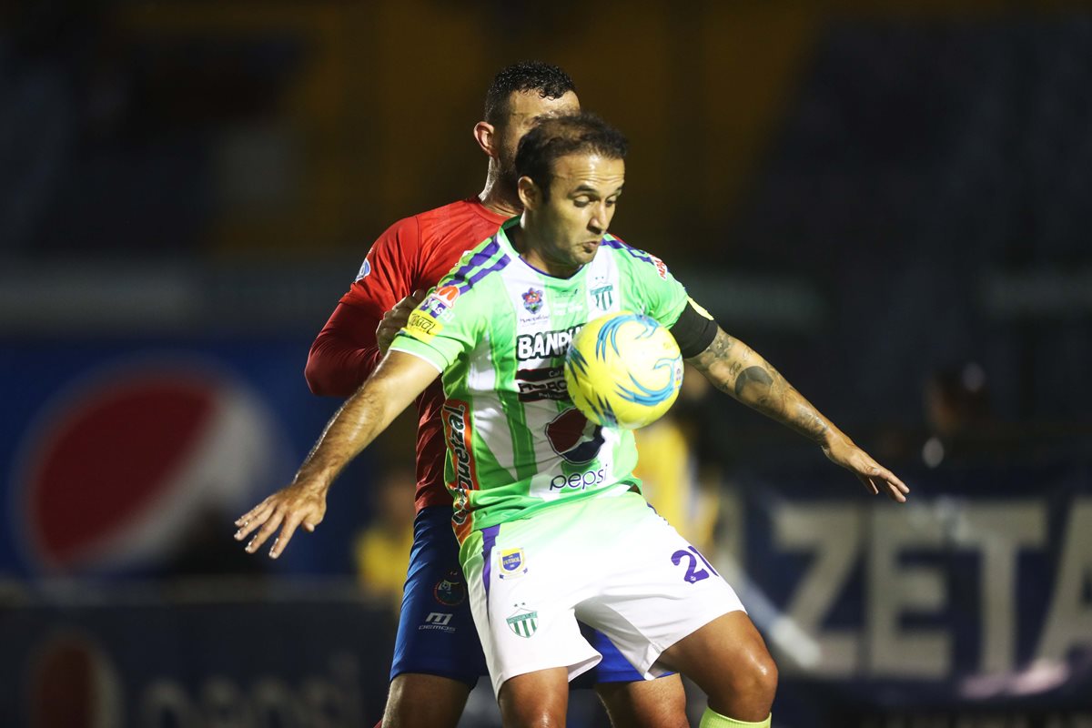 José Manuel Contreras domina el balón ante la marca de Hamilton López.