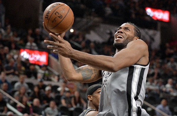 Kawhi Leonard busca la cesta durante el encuentro frente a los Kings de Sacramento. (Foto Prensa Libre: AP)