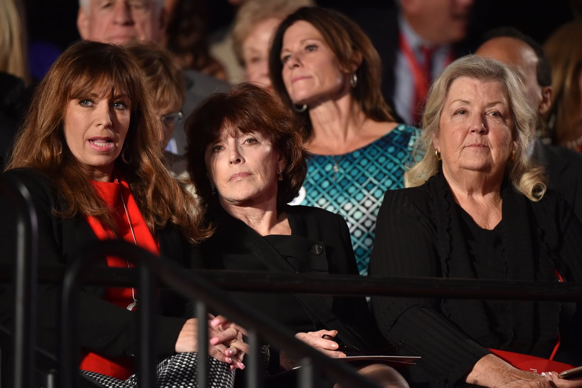 Paula Jones (I), Kathleen Willey (C) and Juanita Broaddrick (D) escuchan el segundo debate presidencial entre Donald Trump y Hillary Clinton. (Foto Prensa Libre: AFP).