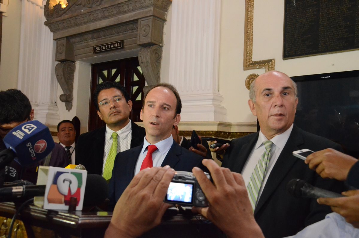 Jorge de León Duque, jefe de PDH, y Mario Taracena, presidente del Congreso, se pronuncian sobre el estado de Prevención. (Foto Prensa Libre: José Castro)