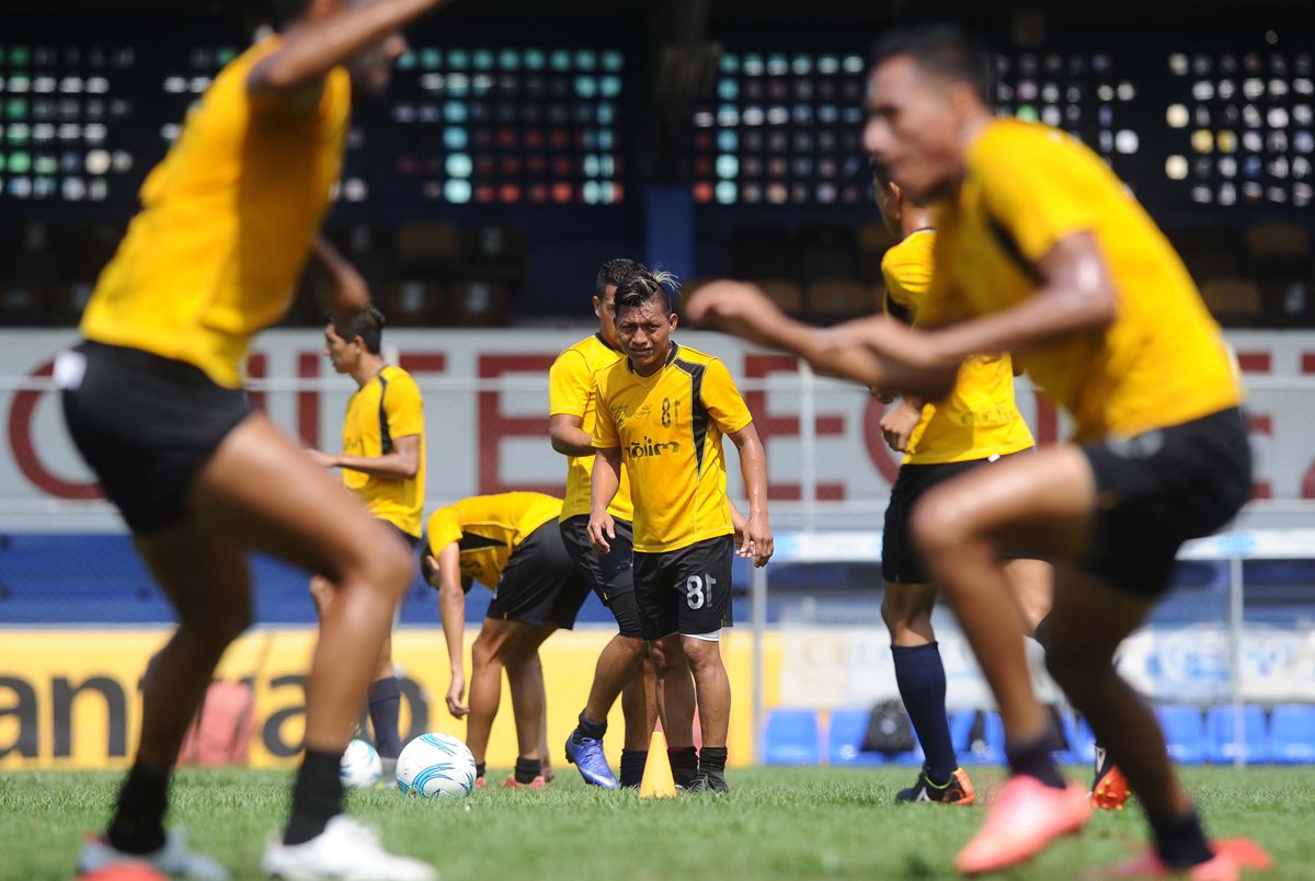 Wilson Morales (centro) se ha ganado la confianza del técnico Wálter Claverí. (Foto Prensa Libre: Francisco Sánchez)