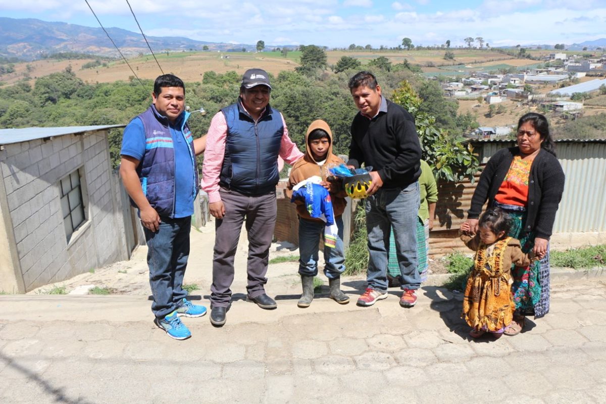 Nery Ajsivinac, Julio Chumil, Lázaro Martín y Benjamín Cristal en representación de la Asociación de Chimaltenango hicieron entrega de los implementos deportivos al pequeño. (Foto Prensa Libre: Cortesía Nery Ajsivinac, Fedeciclismo)