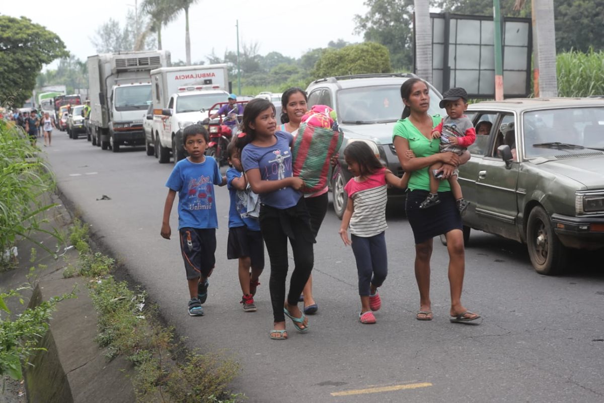 Ante el tráfico en las carreteras, las personas caminaron a la orilla de la ruta al Pacífico.