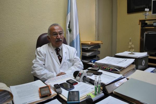 Estuardo Mora, exdirector del Hospital Regional de Occidente fue entrevistado por medios nacionales días antes de su destitución. (Foto Prensa Libre: Alejandra Martínez)