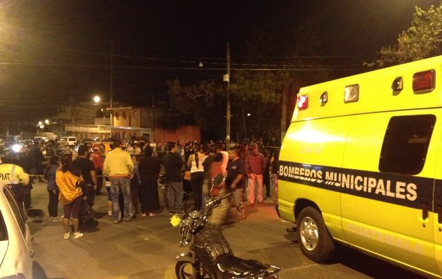 Curiosos observan el lugar donde fue ultimado Rodríguez López. (Foto Prensa Libre: Bomberos Municipales de Mixco)