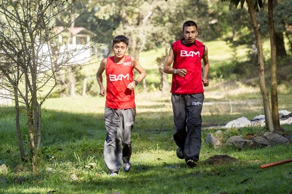 William Julajuj (i) y Alberto González, durante el entrenamiento de ayer del equipo en Tecpán, Chimaltenango. (Foto Prensa Libre: Norvin Mendoza)