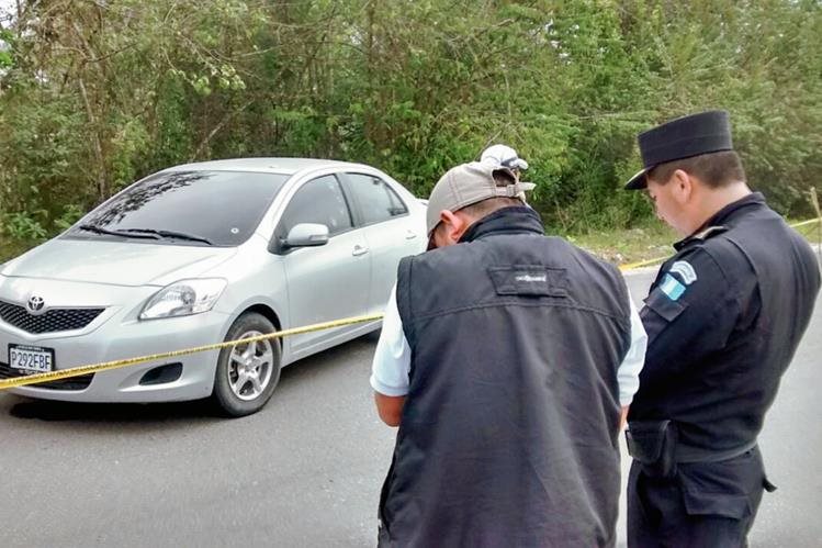 Autoridades observan el vehículo en el que viajaba Tránsito Aroldo González. (Foto Prensa Libre: HemerotecaPL)