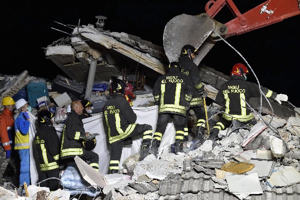 Rescatistas emplean excavadoras y sus manos para encontrar a sobrevivientes. (Foto Prensa Libre: EFE).