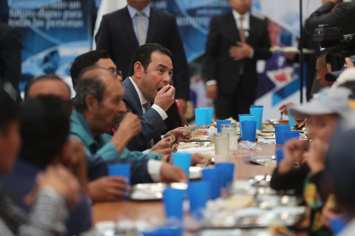 El presidente Jimmy Morales almuerza en el comedor social reaperturado este lunes. (Foto Prensa Libre: Érick Ávila)