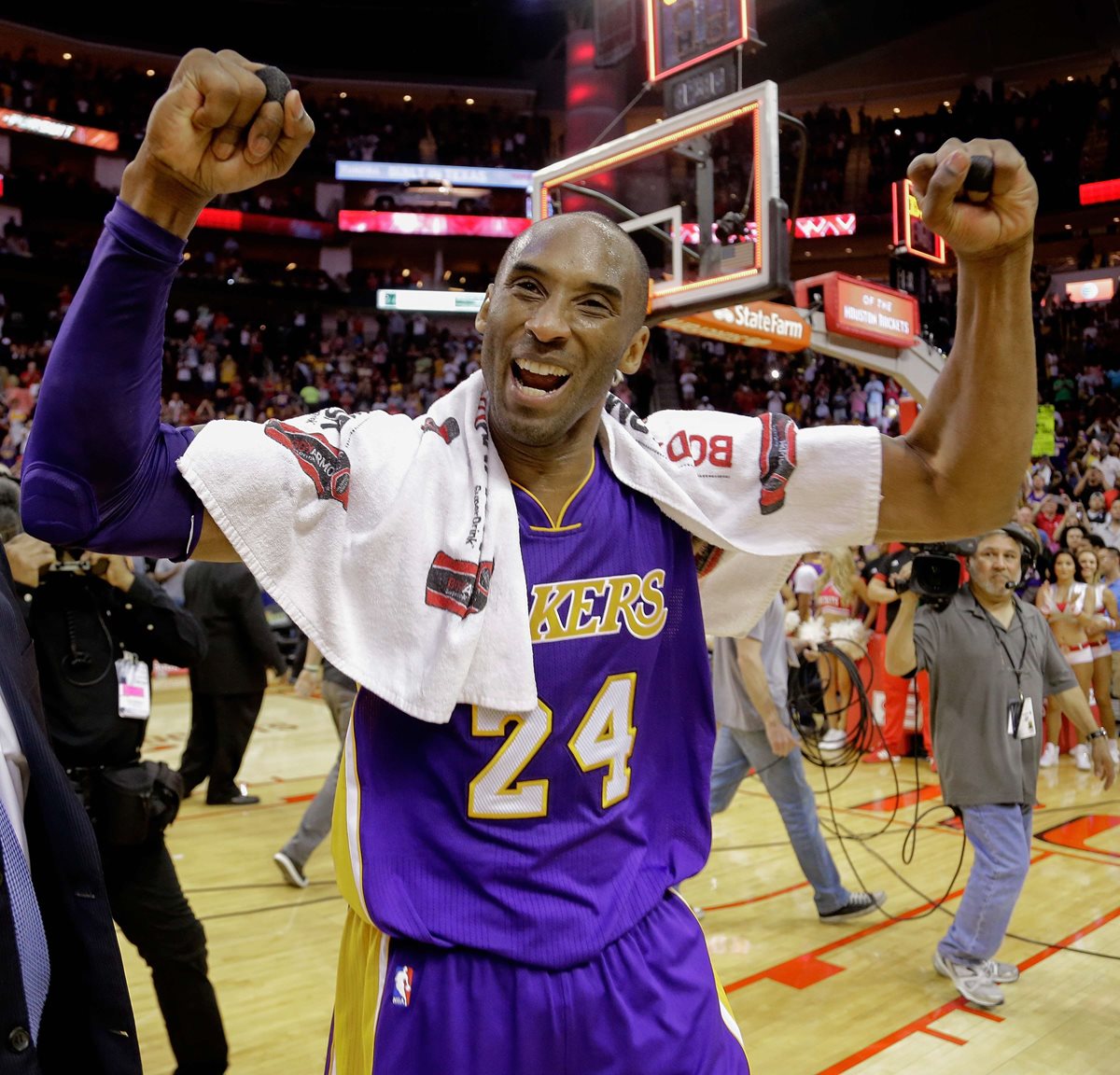 Ayer en el Toyota Center, Kobe Bryant agradeció a la afición por su apoyo. (Foto Prensa Libre: AFP)