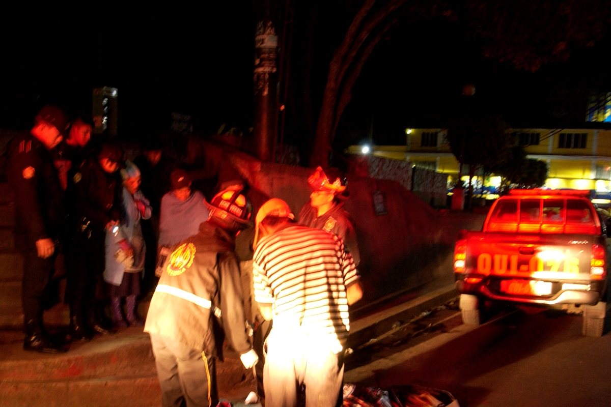 Agentes de la PNC acordonan el área donde vecinos de Santa Cruz del Quiché hallaron el cadáver de un hombre. (Foto Prensa Libre: Óscar Figueroa)