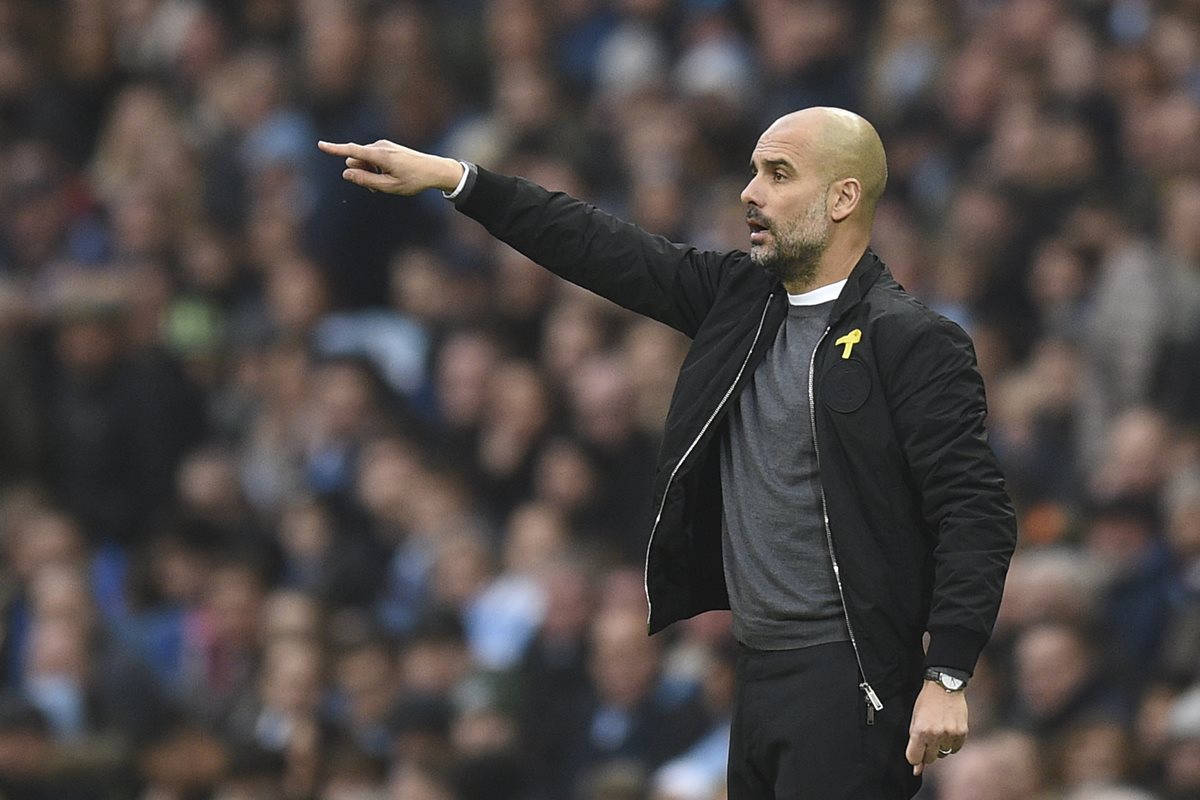 Josep Guardiola sueña con ganar su primer título al mando de los citizens. (Foto Prensa Libre: AFP)