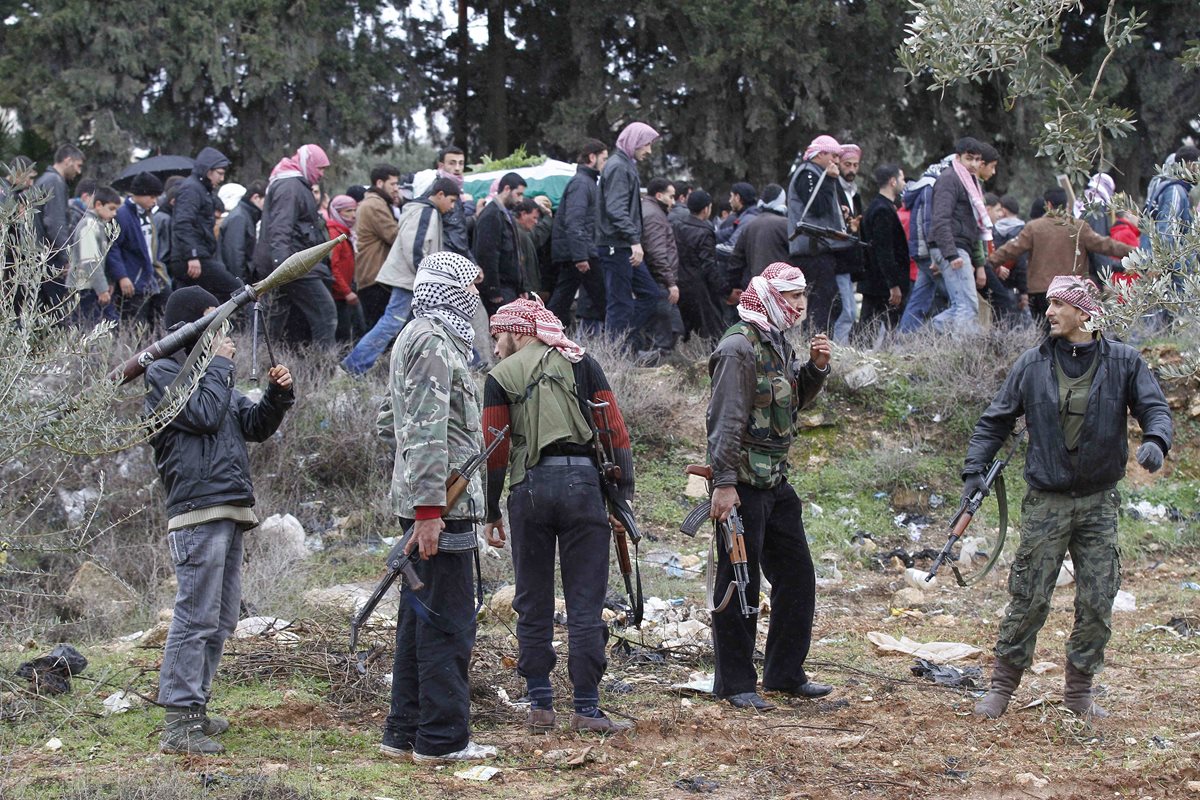 Rebeldes sirios en Idlib el 9 de febrero de 2012. (Foto: AP)