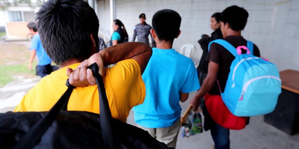 Niños deportados en la Fuerza Aérea de Guatemala. (Foto Prensa Libre: Hemeroteca PL)