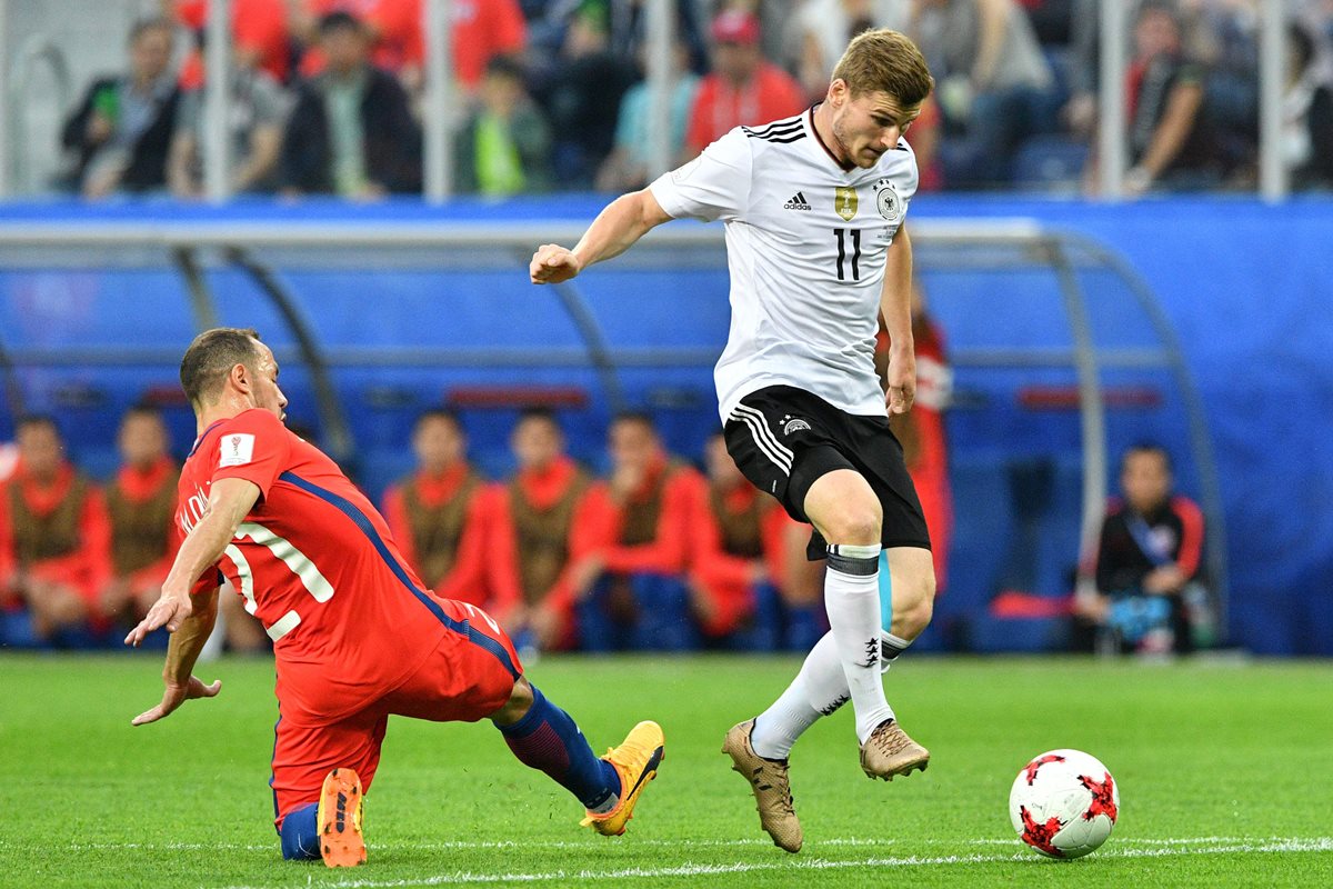 El mediocampista chileno, Marcelo Díaz, pierde el balón ante la marca de Timo Werner, en la jugada que provocó el gol de los alemanes. (Foto Prensa Libre: AFP)