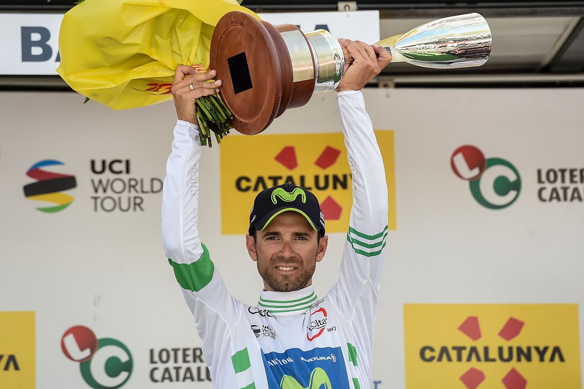 Alejandro Valverde levanta el trofeo luego de coronarse campeón en Cataluña. (Foto Prensa Libre: AFP)