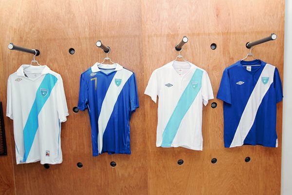 Estos son algunos diseños de la marca Umbro, utilizados por la Bicolor. (Foto Prensa Libre: Fernando López).