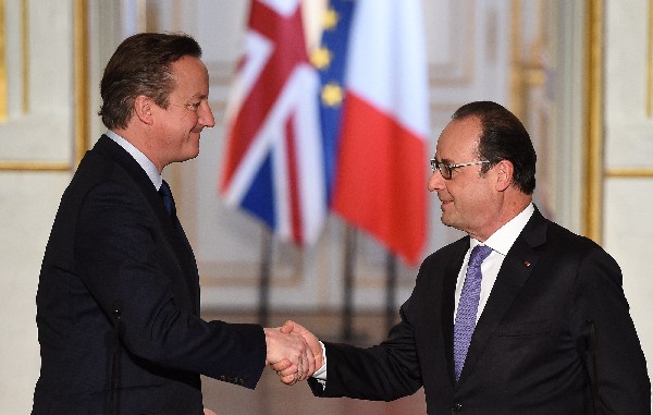 El presidente francés, Francois Hollande (dcha), y el primer ministro, David Cameron (izda),  en el Palacio del Elíseo en París, Francia.