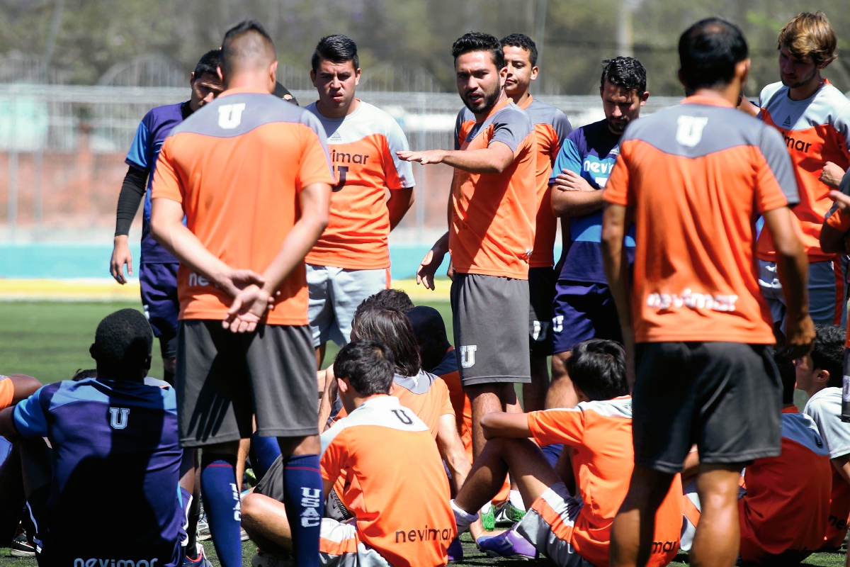 Los estudiosos se tomaron un tiempo antes del entreno de ayer, en ese momento hicieron una reflexión acerca de su actuación. (Foto Prensa Libre: Carlos Vicente)