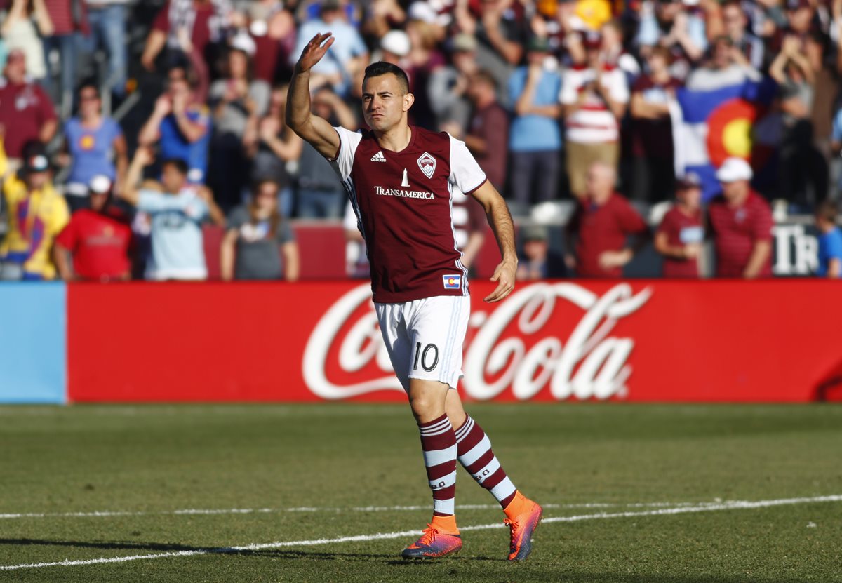 Marco Pappa celebra al anotar el último gol del Colorado Rapids. (Foto Prensa Libre: AP)