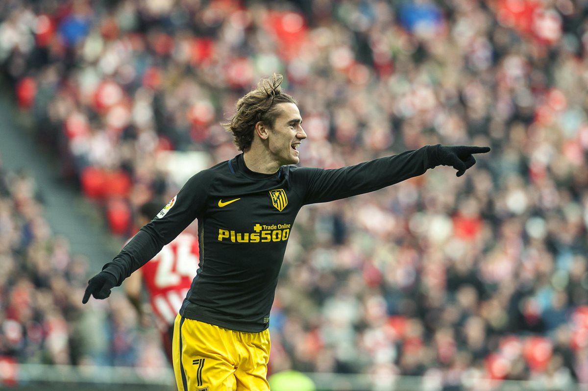 El delantero francés del Atlético de Madrid Antoine Griezmann celebra el primer gol del equipo. (Foto Prensa Libre: EFE)