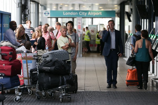 Los pasajeros miran las pantallas de salida en el aeropuerto de la ciudad de Londres. (Foto Prensa Libre:AFP).