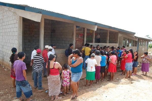 Padres de familia se reúnen para tratar la  conclusión  de establecimiento educativo.