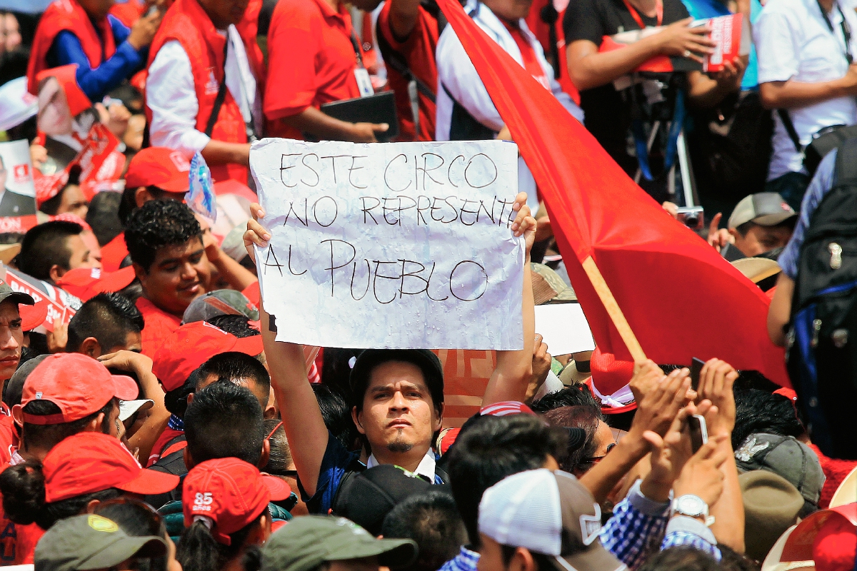 Fausto Rosales externa su descontento con la clase política del país durante la asamblea nacional de Líder. (Foto Prensa Libre: Edwin Bercián)