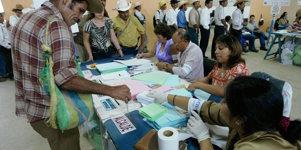 Autoridades piden a la población no tomar fotografías de las papeletas. (Foto Prensa Libre: Hemeroteca PL)