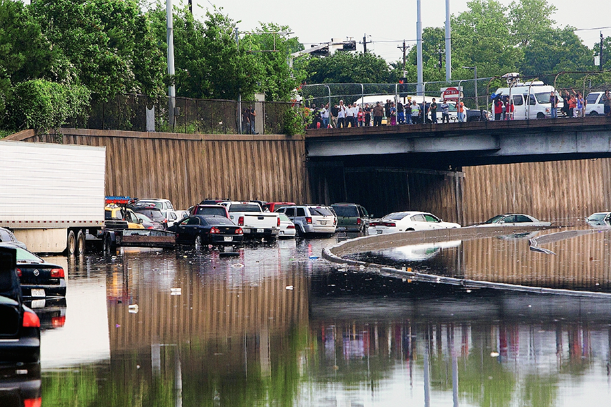 Los automovilistas están varados en North Main en Houston después de la tormenta inundó la zona. (Foto Prensa Libre:AP).