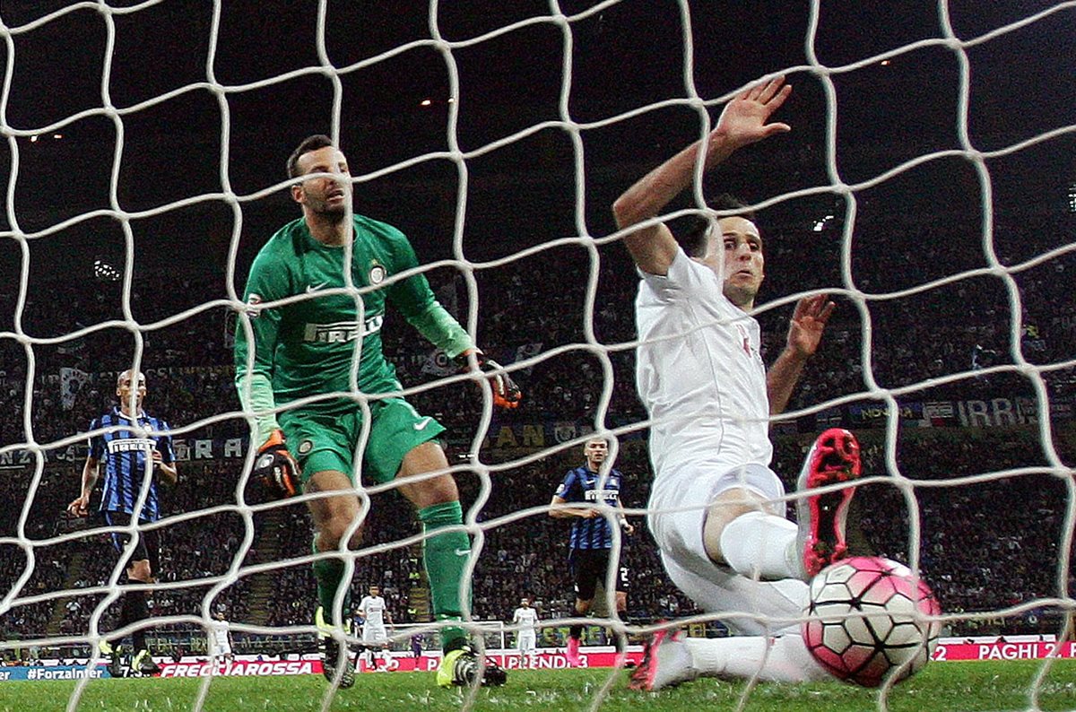 Nikola Kalinic anota el 2-0 a favor de la Fiorentina ante la mirada del portero del Inter Samir Handanovic. (Foto Prensa Libre: EFE)